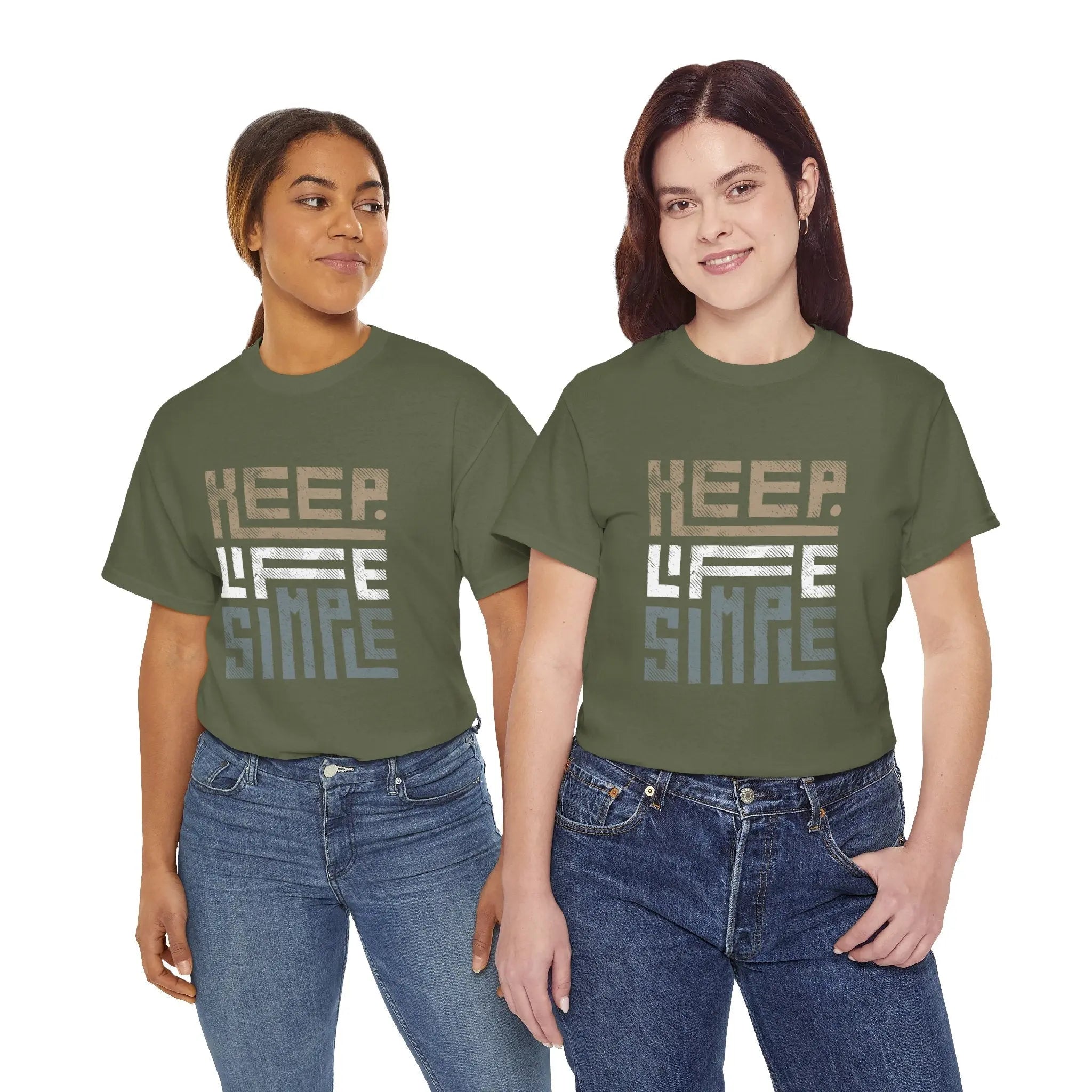 Zwei Frauen tragen olivgrüne "Keep Life Simple" T-Shirts und stehen nebeneinander.