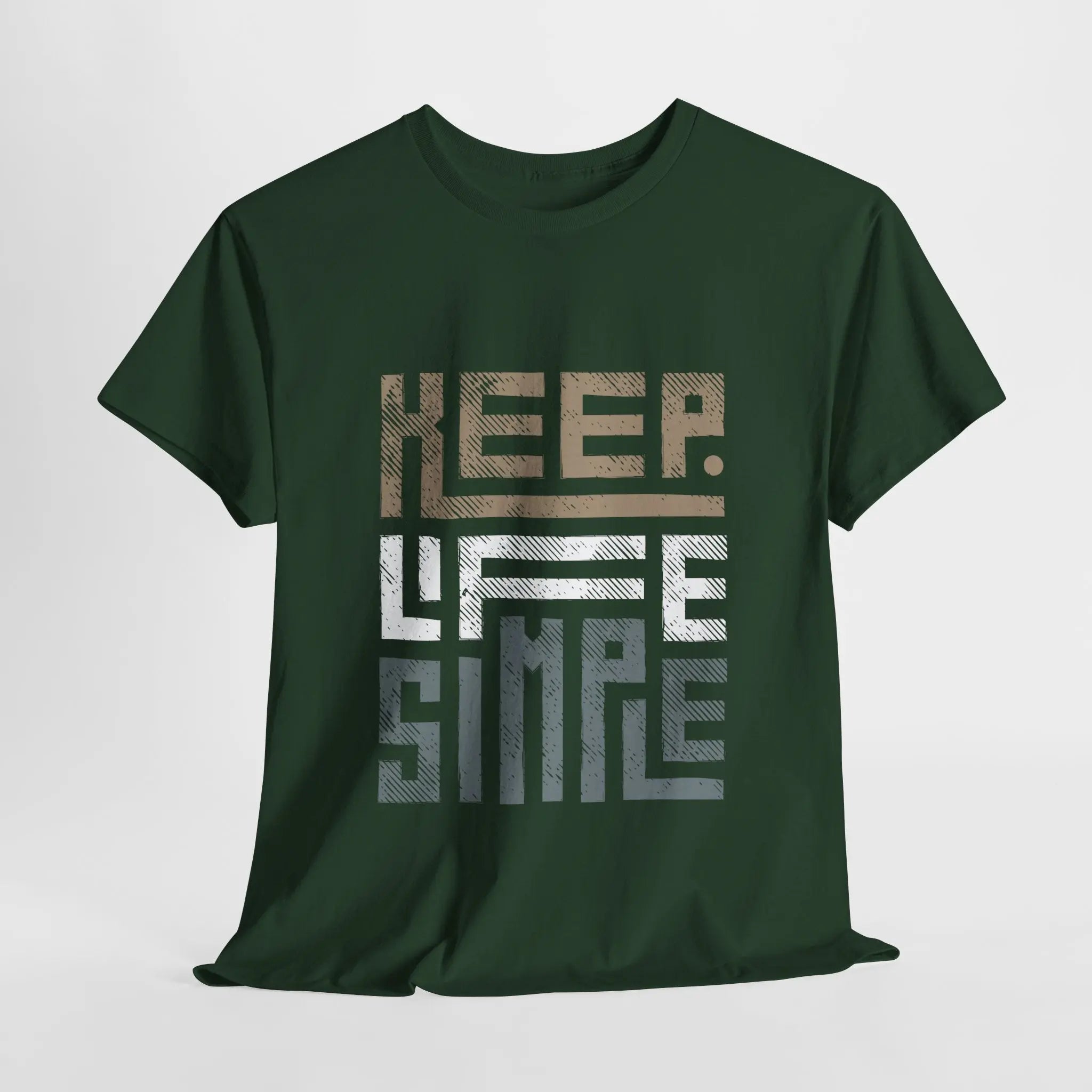 Dunkelgrünes "Keep Life Simple" T-Shirt mit modernem Schriftzug, flach ausgelegt.