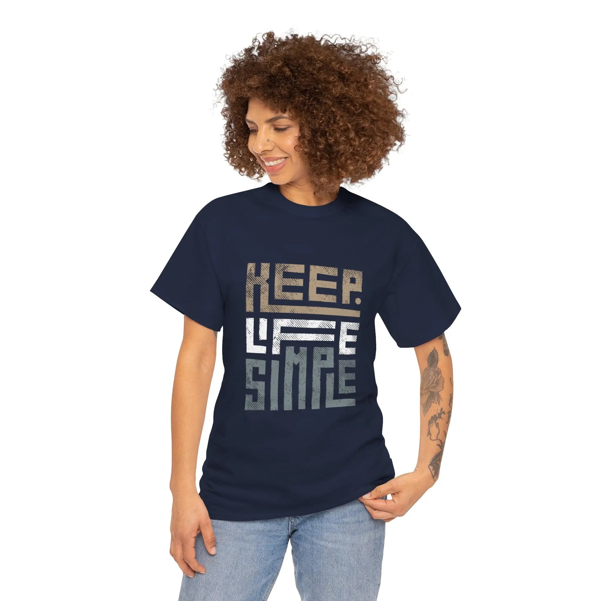 Frau trägt ein dunkelblaues "Keep Life Simple" T-Shirt und schaut nach unten.