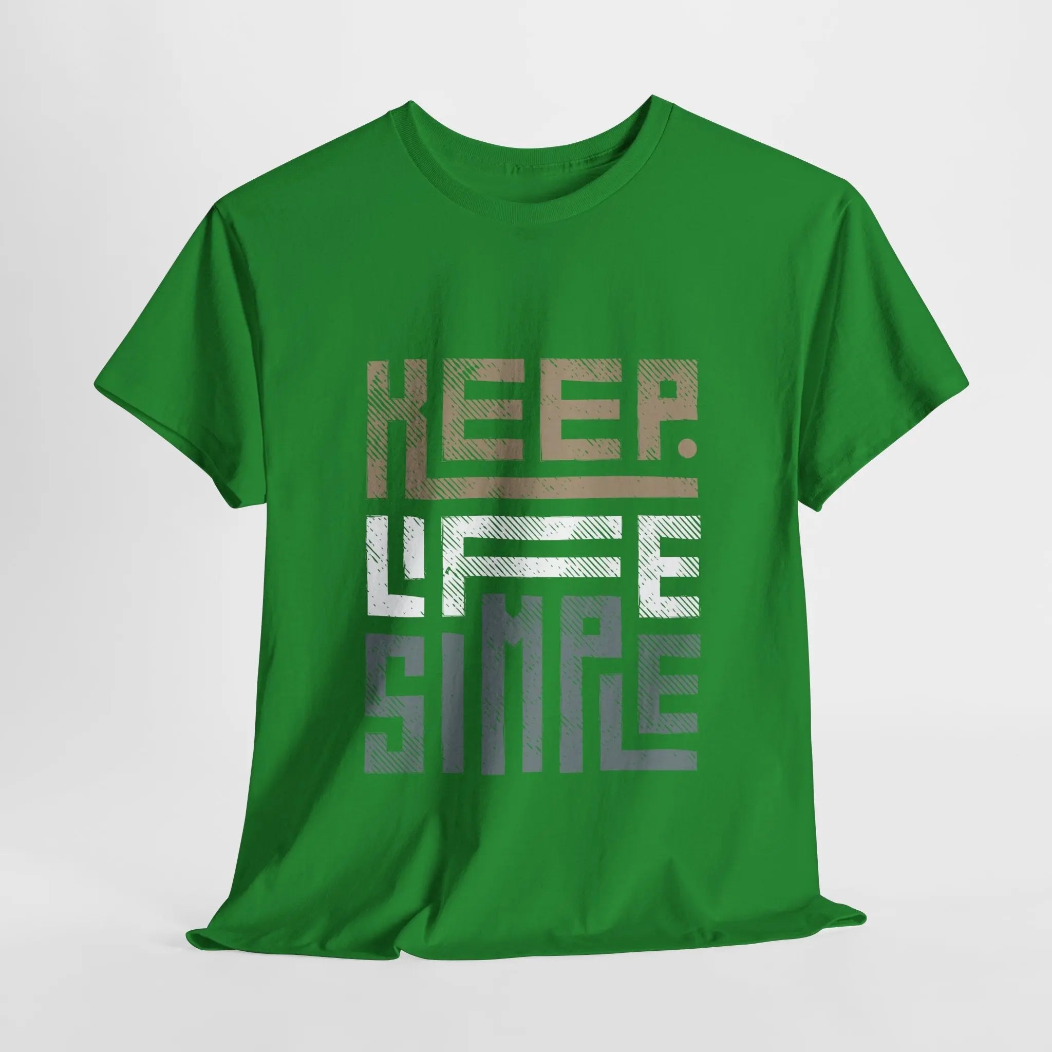 Grünes "Keep Life Simple" T-Shirt mit modernem Schriftzug-Design, flach ausgelegt.