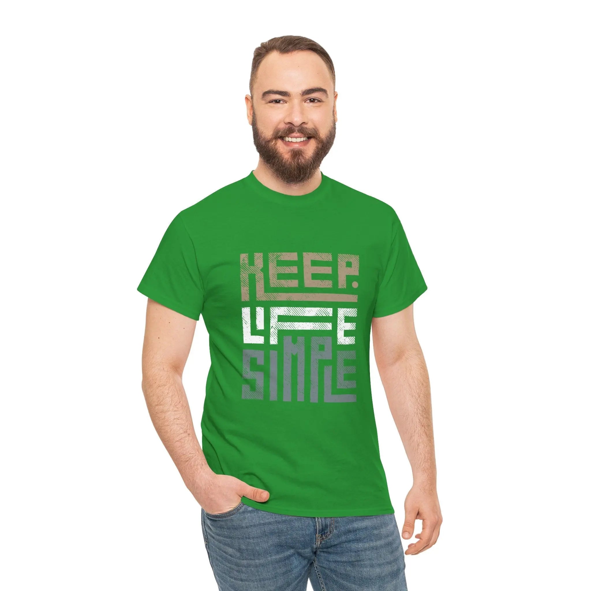 Mann trägt ein grünes "Keep Life Simple" T-Shirt und strahlt in die Kamera.