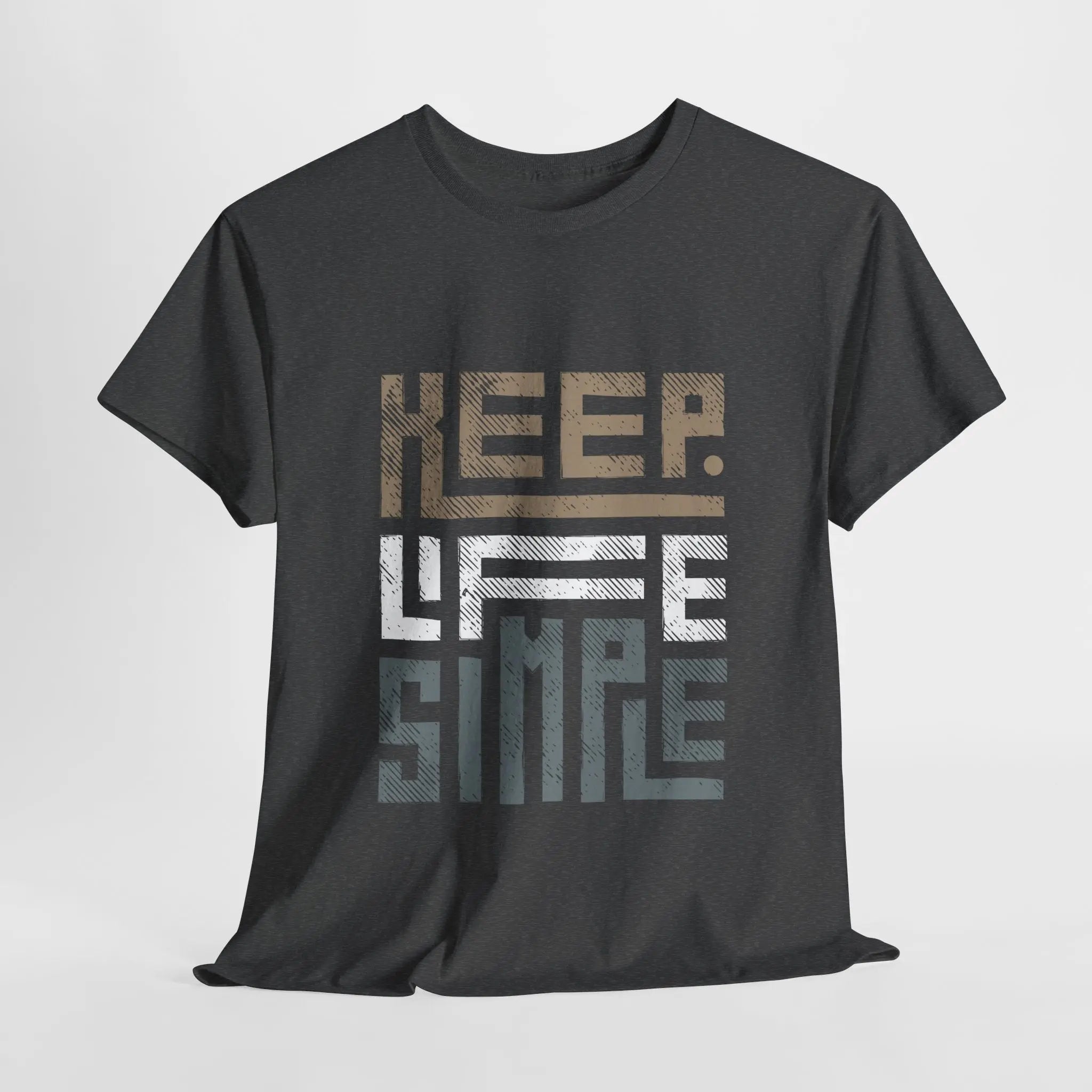 Dunkelgraues "Keep Life Simple" T-Shirt mit geometrischem Schriftzug, flach ausgelegt.