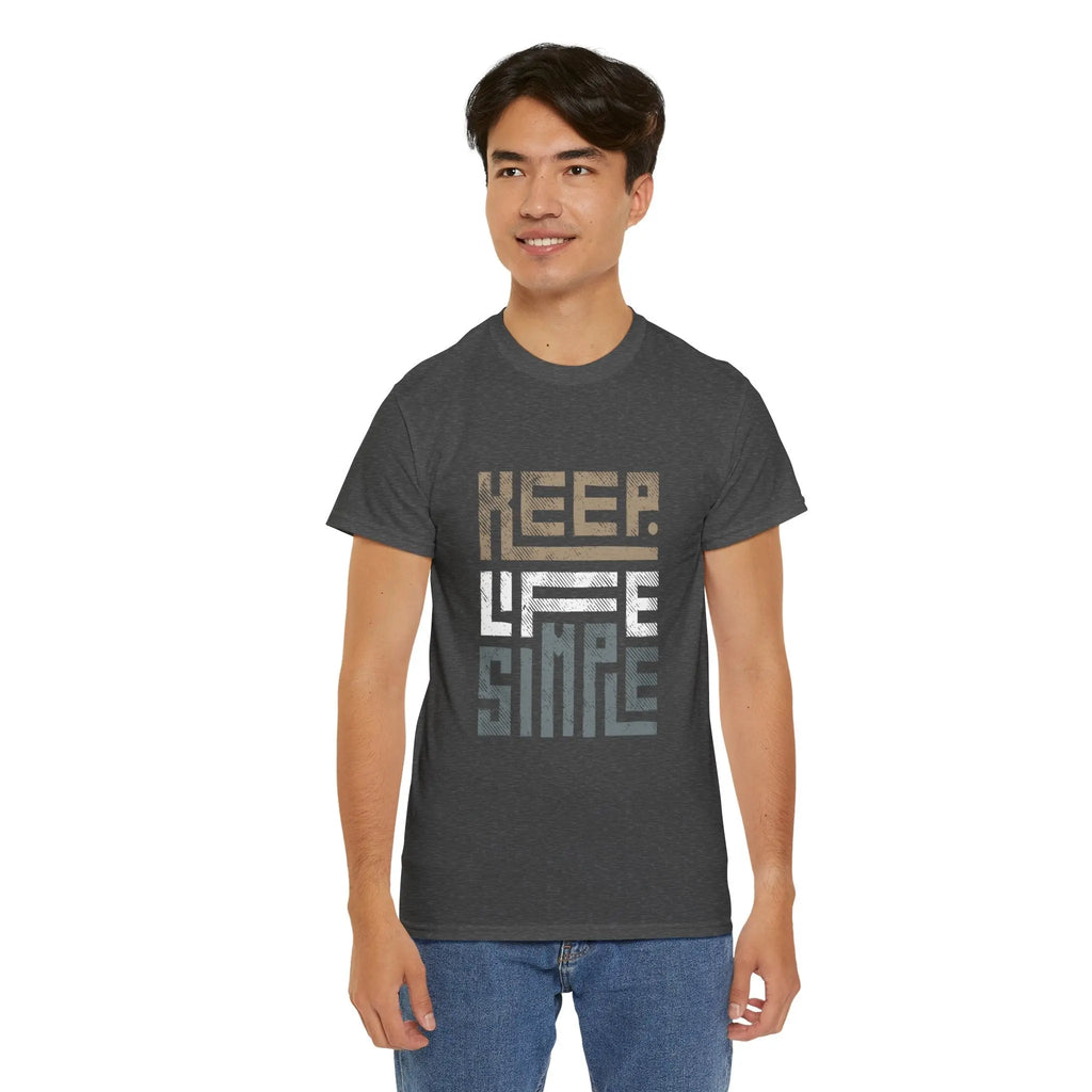 Mann trägt ein dunkelgraues "Keep Life Simple" T-Shirt und lächelt.