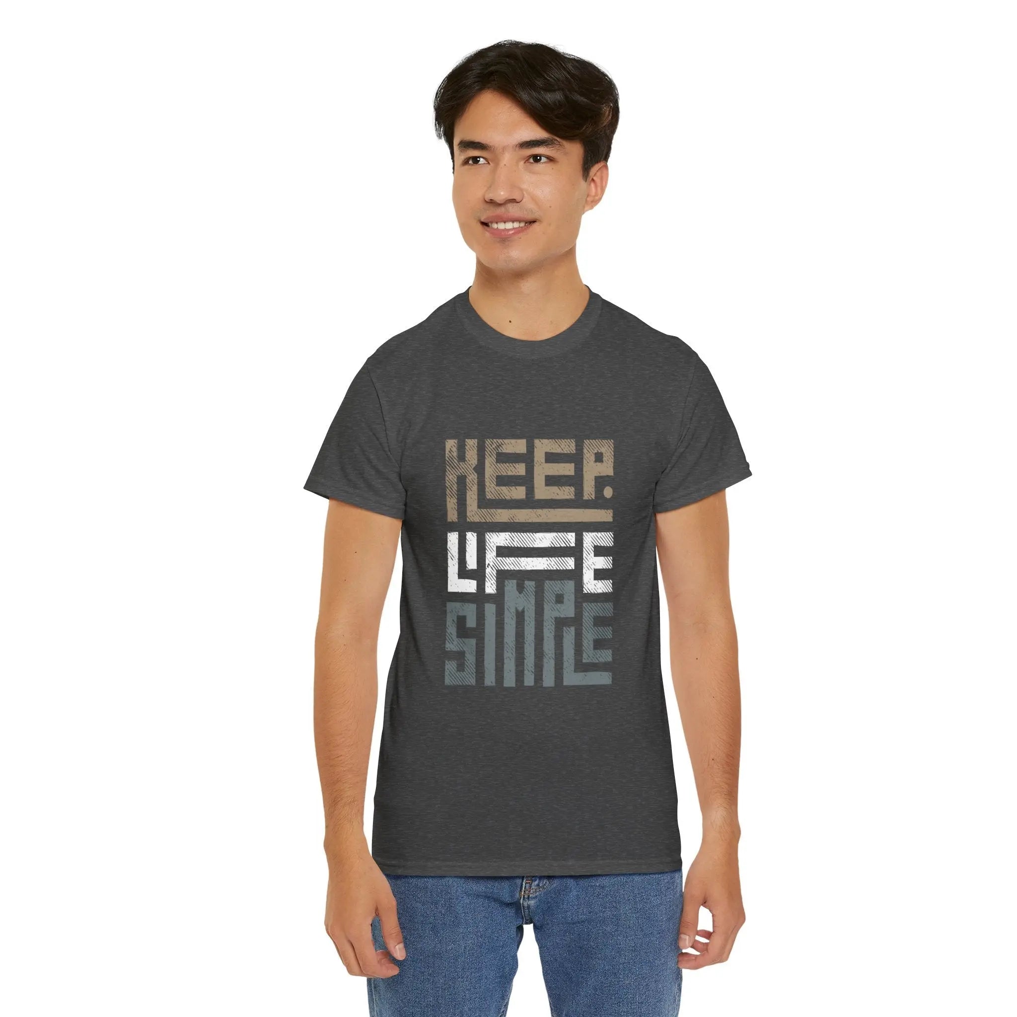 Mann trägt ein dunkelgraues "Keep Life Simple" T-Shirt und lächelt.