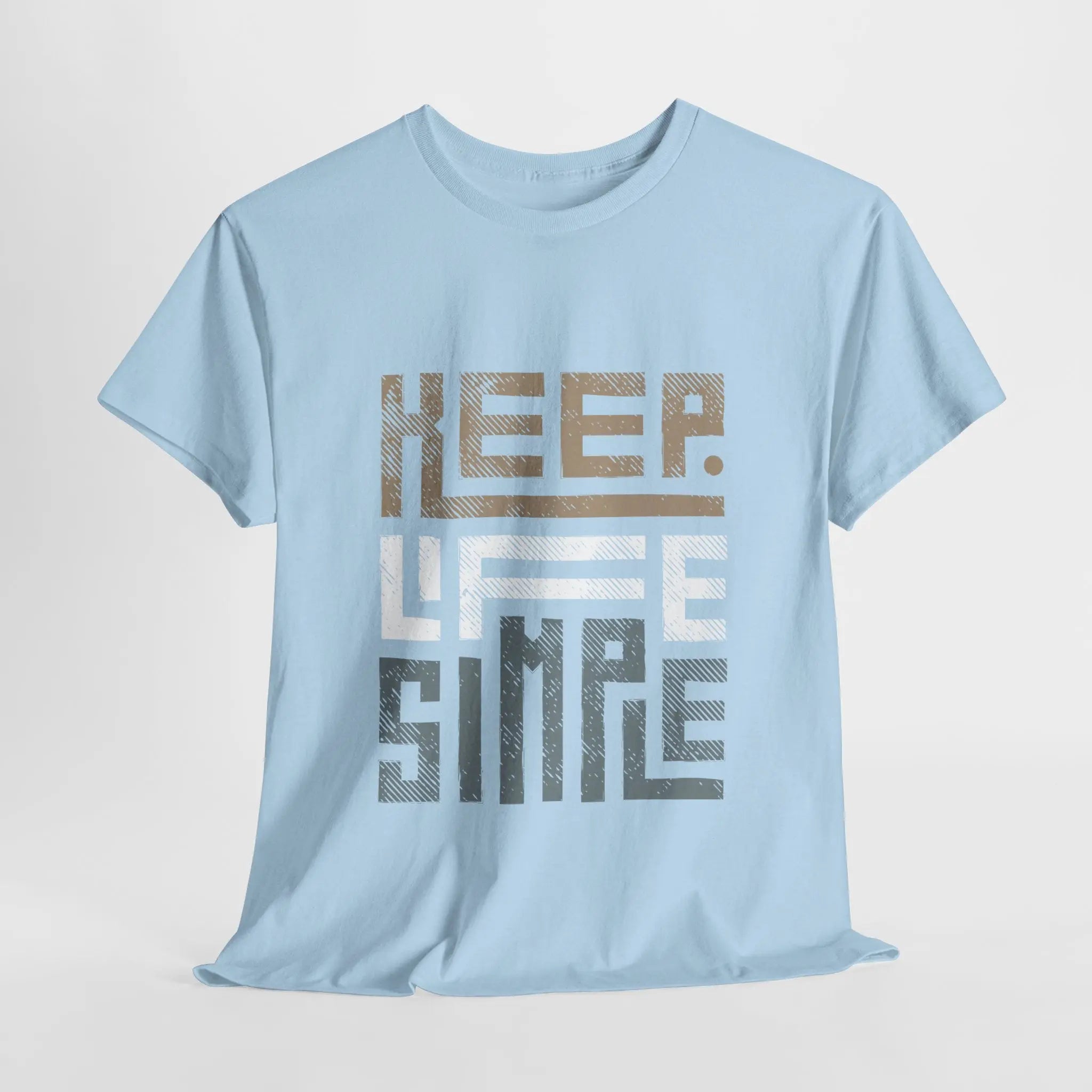 Hellblaues "Keep Life Simple" T-Shirt mit stilvollem Schriftzug, flach ausgelegt.