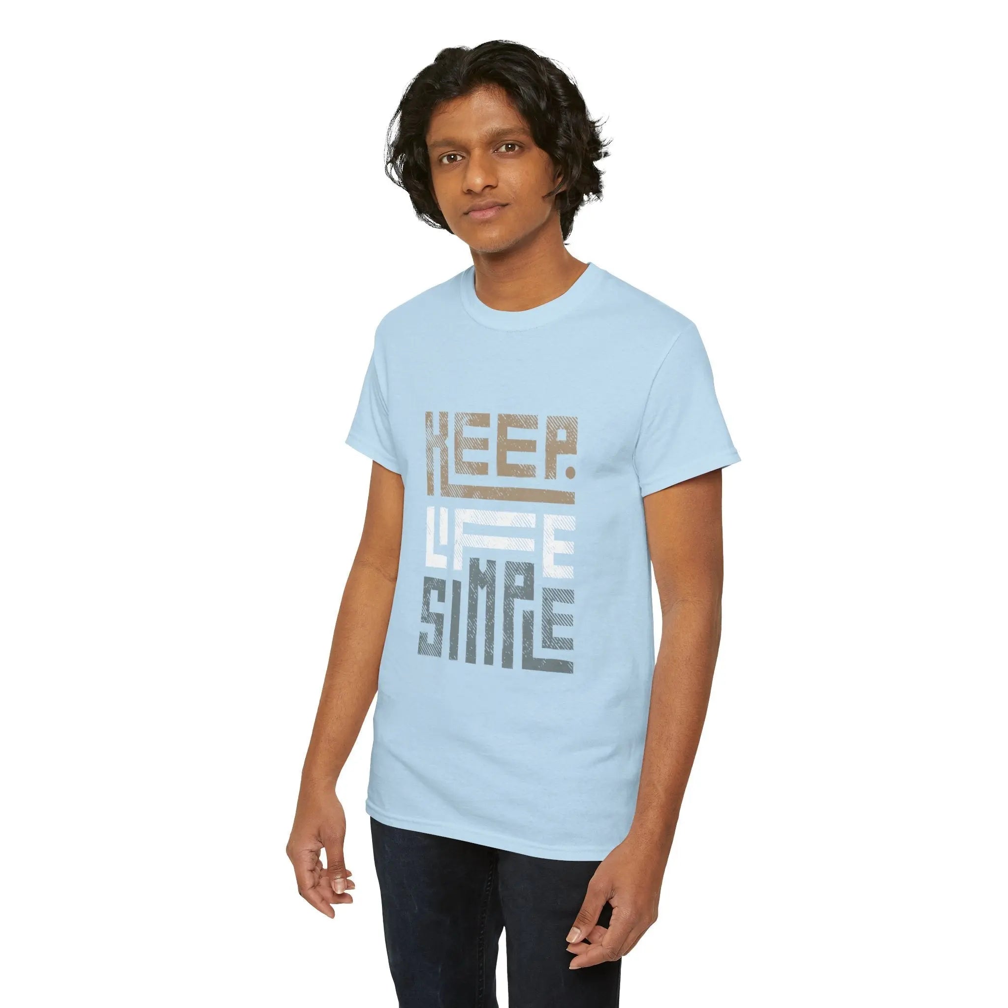 Mann trägt ein hellblaues "Keep Life Simple" T-Shirt und schaut lässig in die Kamera.