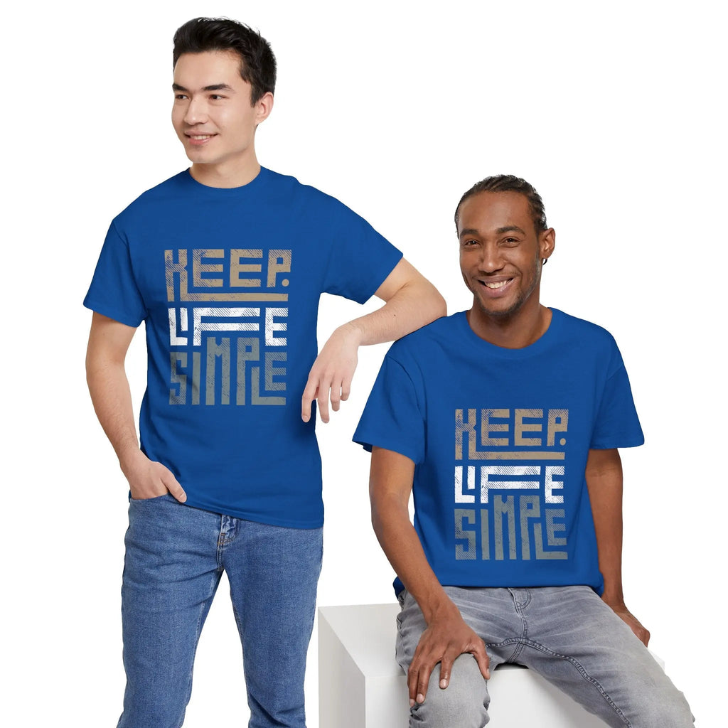 Zwei Männer tragen blaue "Keep Life Simple" T-Shirts und lächeln in die Kamera.