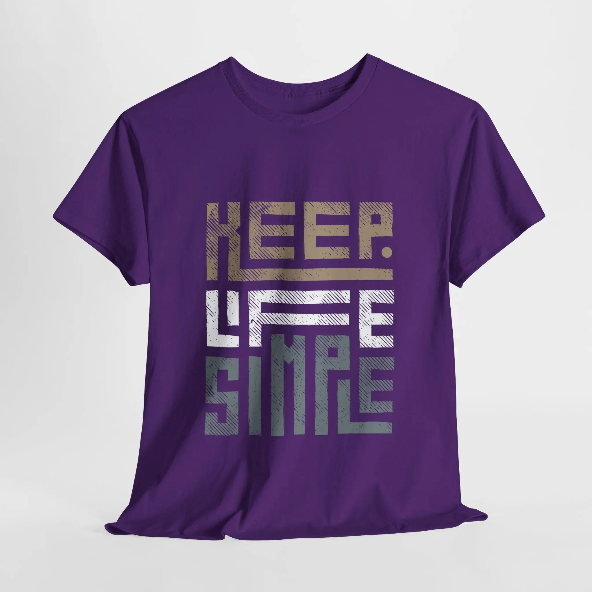 Lila "Keep Life Simple" T-Shirt mit auffälligem Schriftzug-Design, flach ausgelegt.