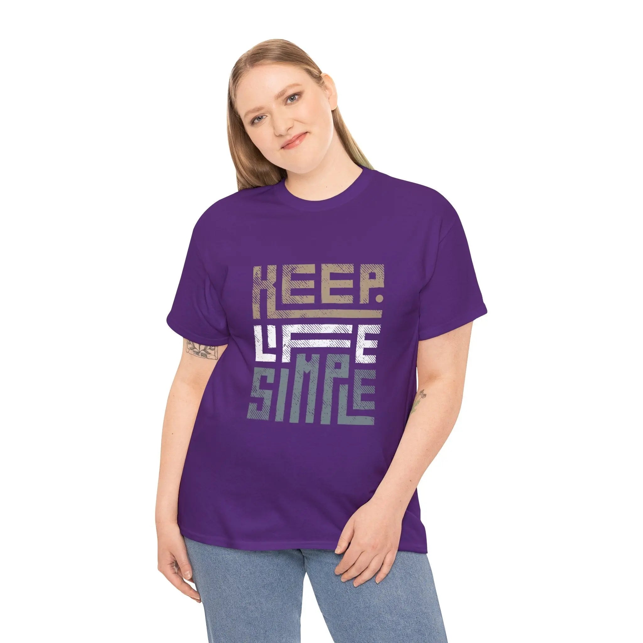 Frau trägt ein lila "Keep Life Simple" T-Shirt und lächelt sanft in die Kamera.