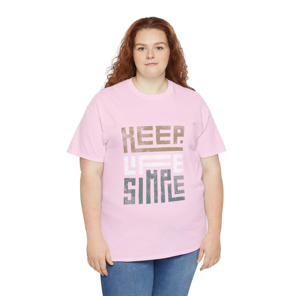 Frau trägt ein hellrosa "Keep Life Simple" T-Shirt und blickt neutral in die Kamera.