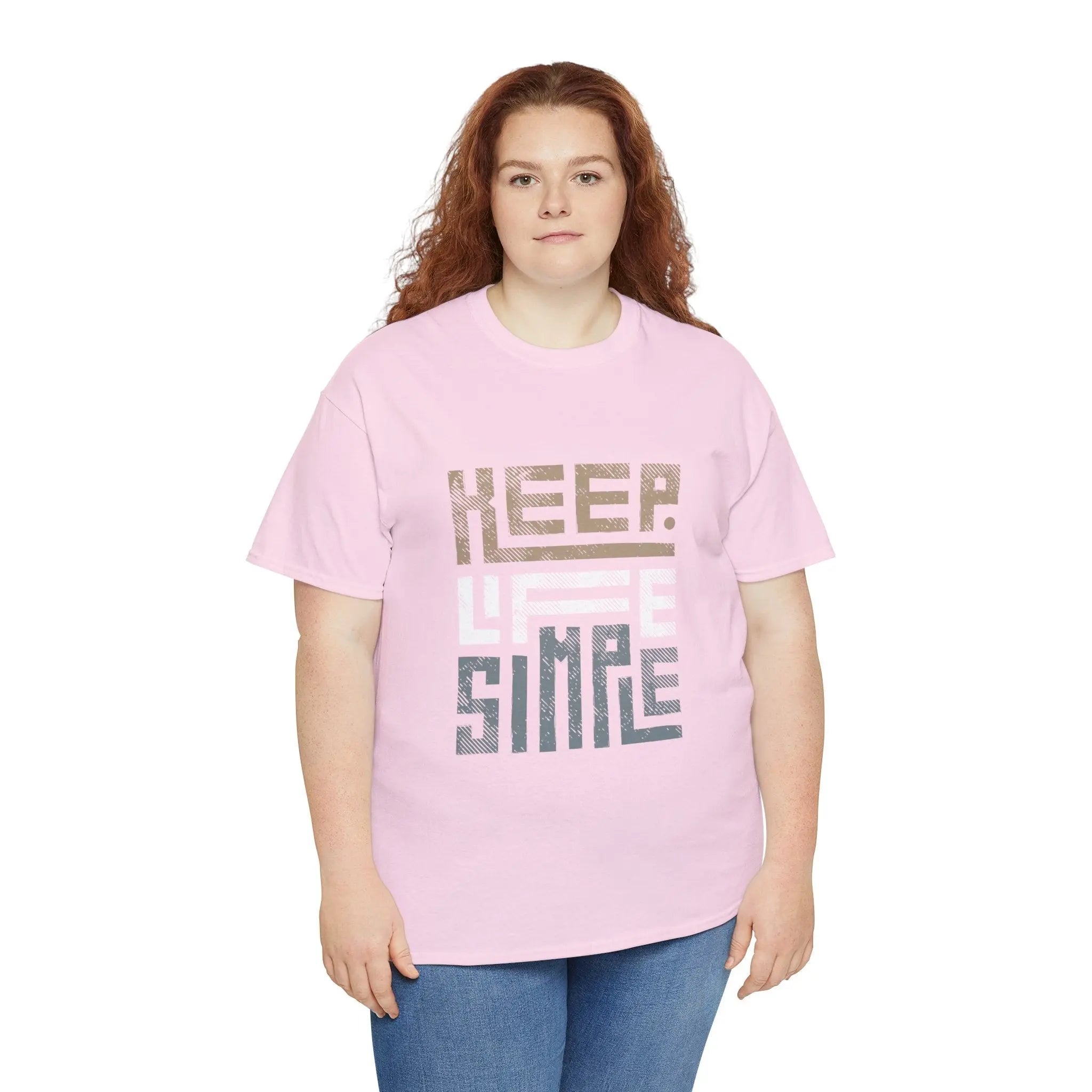 Frau trägt ein hellrosa "Keep Life Simple" T-Shirt und blickt neutral in die Kamera.