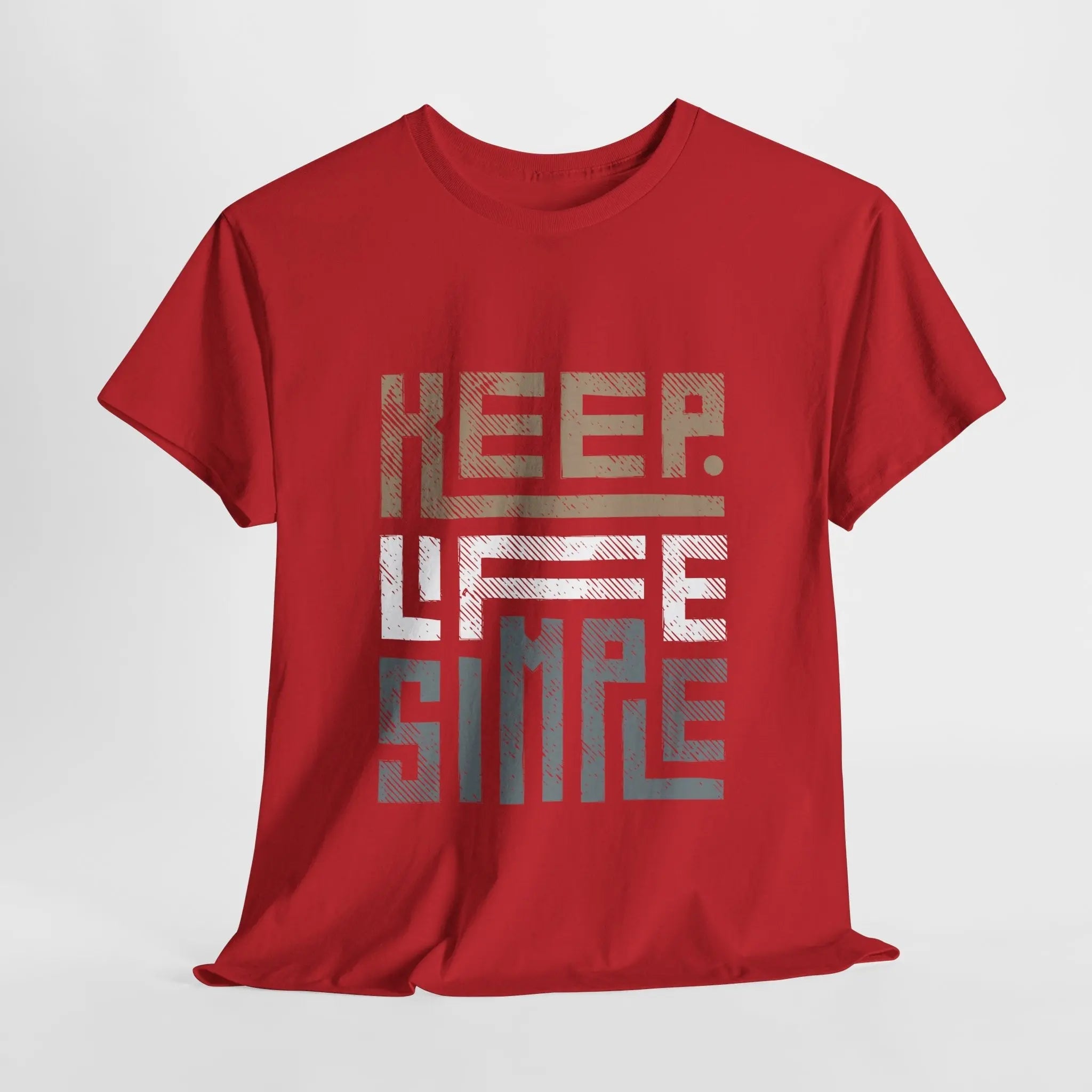 Frau trägt ein rotes "Keep Life Simple" T-Shirt unter einer Jeansjacke.