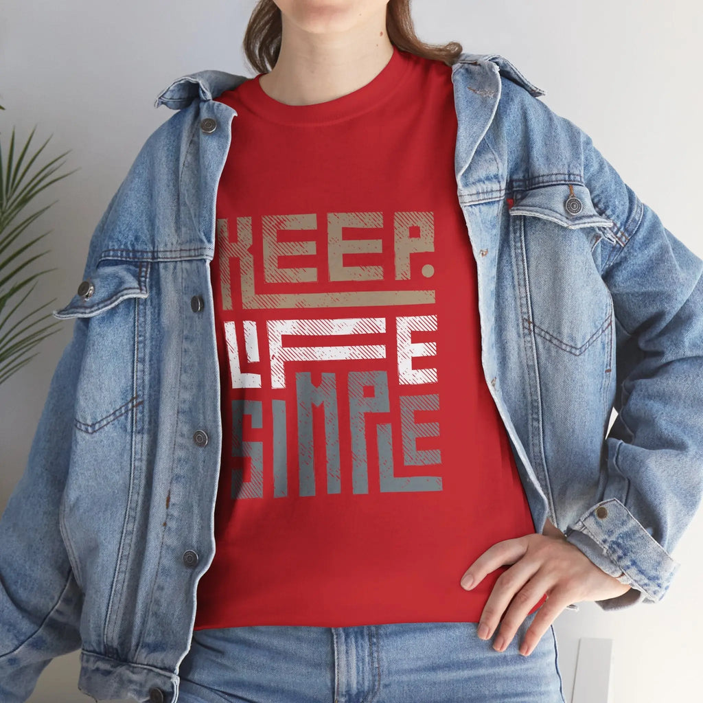 Rotes "Keep Life Simple" T-Shirt mit auffälligem Schriftzug-Design, flach ausgelegt.