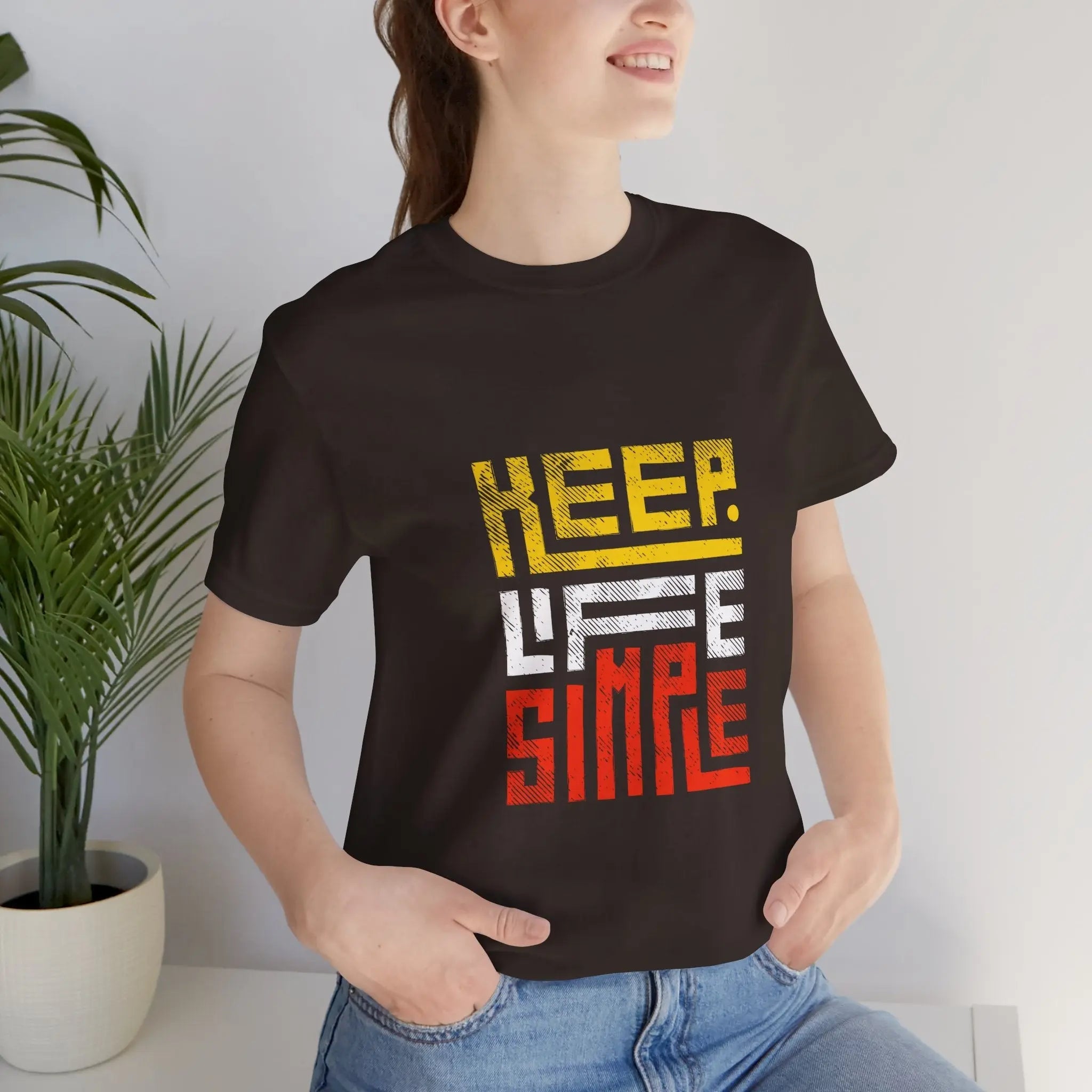 Frau trägt braunes "Keep Life Simple"-T-Shirt
