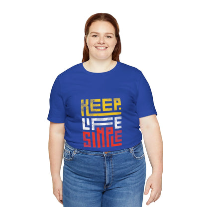 Frau trägt das blaue "Keep Life Simple"-T-Shirt und lächelt