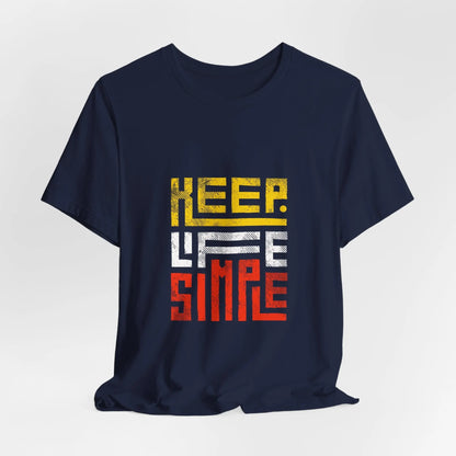 Dunkelblaues T-Shirt mit „Keep Life Simple“-Design in Gelb, Weiß und Rot.
