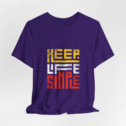 Lila T-Shirt mit „Keep Life Simple“-Design in Gelb, Weiß und Rot.