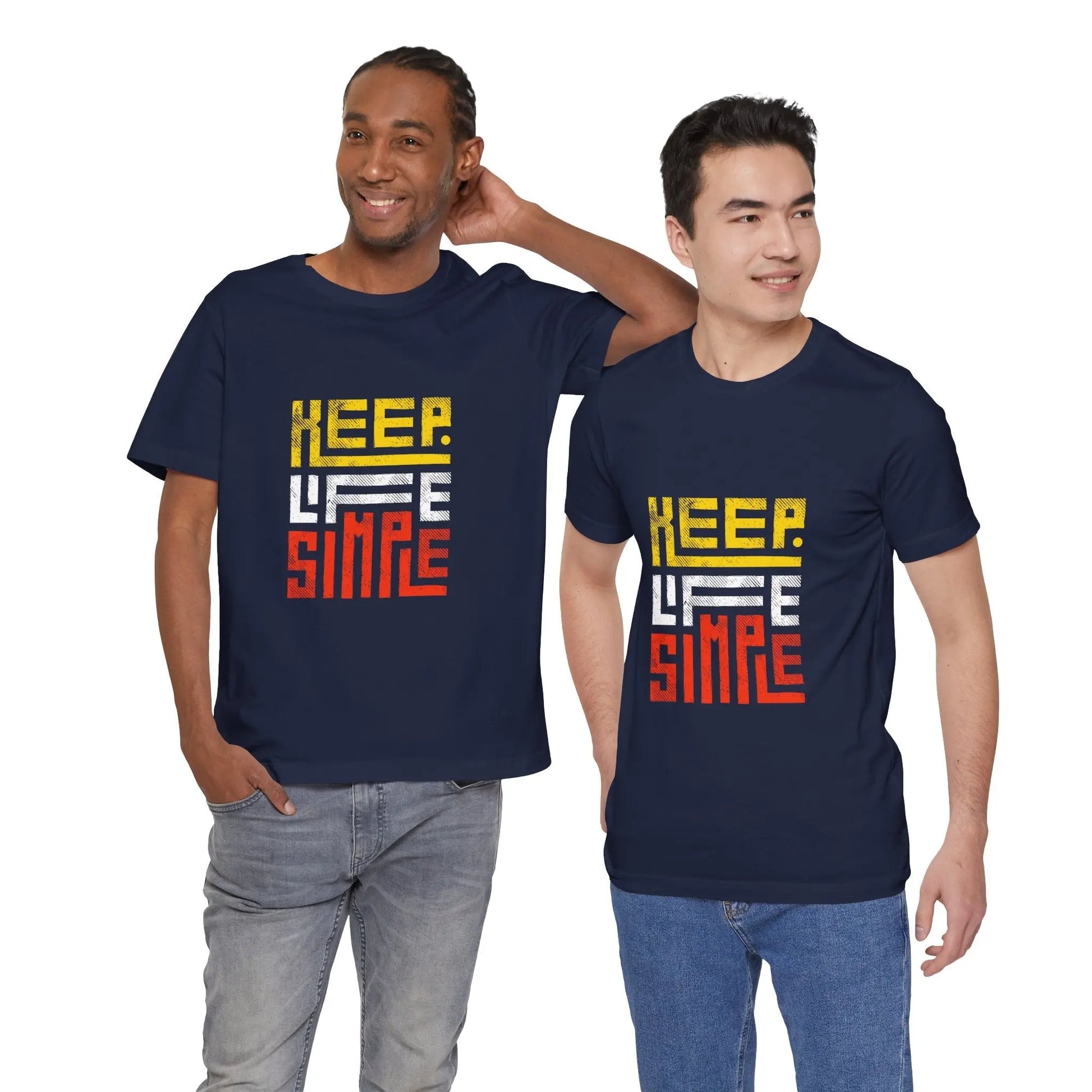 Zwei Männer tragen dunkelblaue T-Shirts mit „Keep Life Simple“-Design.