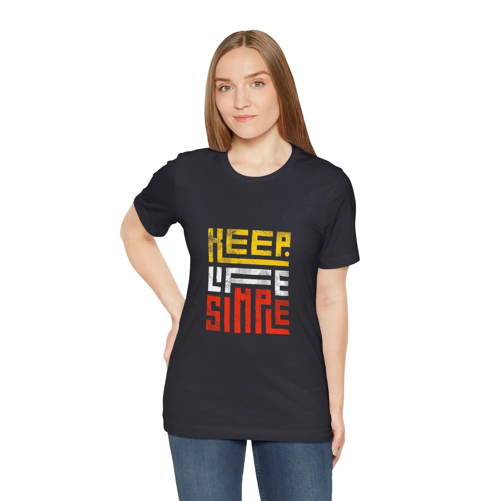 Frau trägt dunkelgraues T-Shirt mit „Keep Life Simple“-Design.