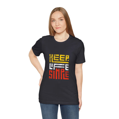 Frau trägt dunkelgraues T-Shirt mit „Keep Life Simple“-Design.