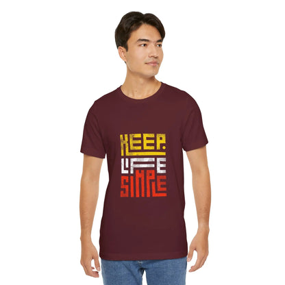 Burgunderrotes T-Shirt mit „Keep Life Simple“-Design in Gelb, Weiß und Rot.