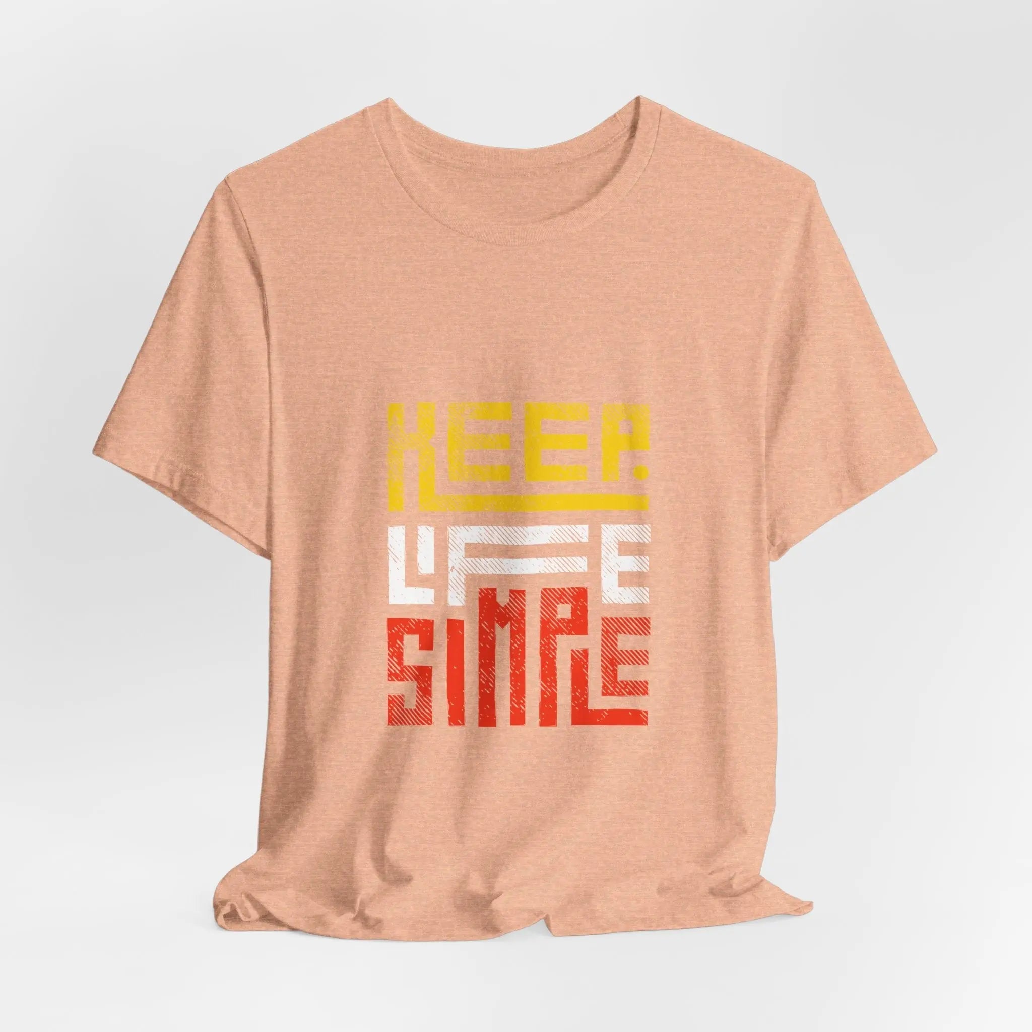 Ein beiges T-Shirt mit einem grafischen Schriftzug "Keep Life Simple" in Gelb, Weiß und Rot