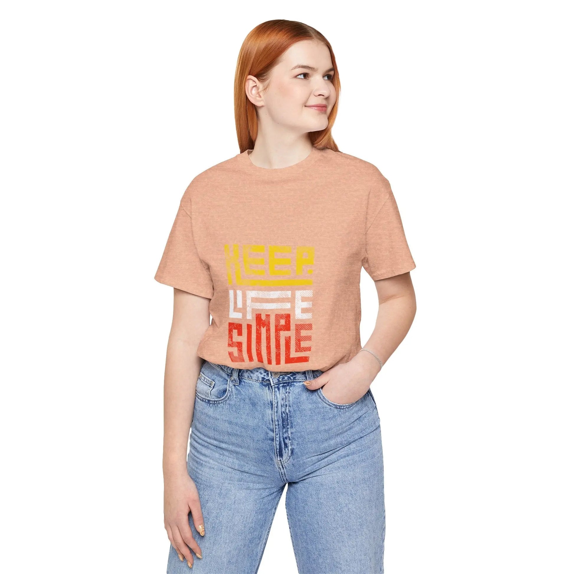 Junge Frau mit roten Haaren trägt ein beiges T-Shirt mit dem Schriftzug "Keep Life Simple".