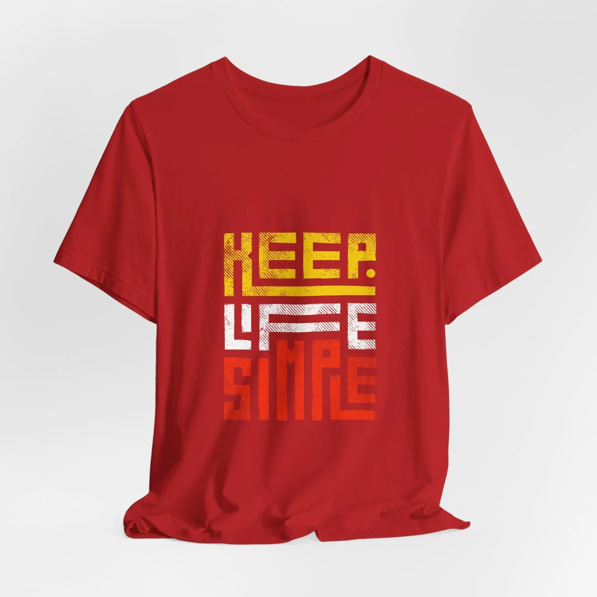 Ein rotes T-Shirt mit dem Slogan "Keep Life Simple" in auffälliger, moderner Typografie.