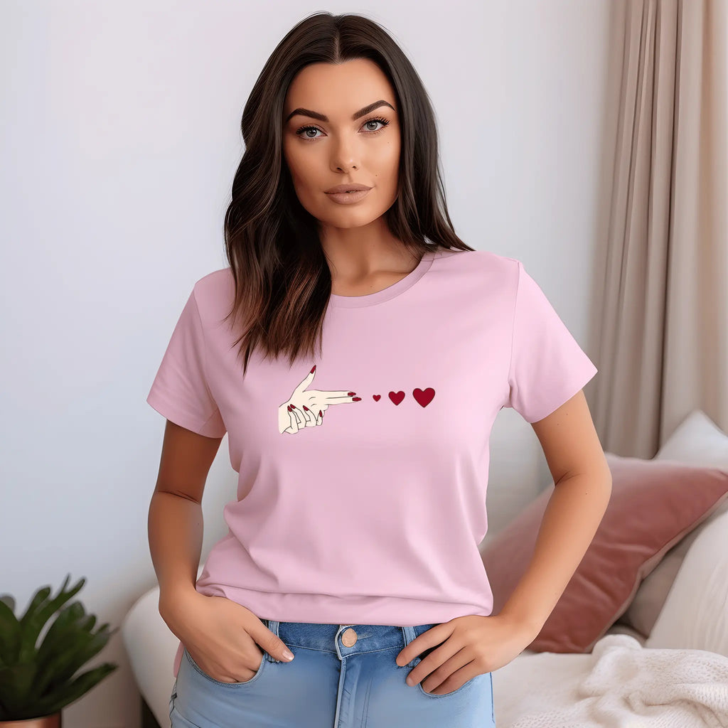 Love Shot T-Shirt | Verspieltes Herz - Motiv im Unisex Design – Hand mit Herz - Emoji - ElmunoT-Shirt
