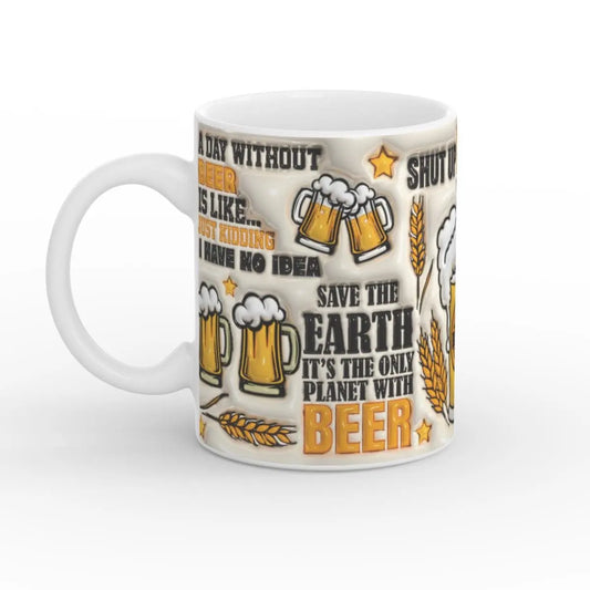 Weiße Keramik-Tasse mit lustigen Bier-Sprüchen und Bierkrug-Illustrationen.