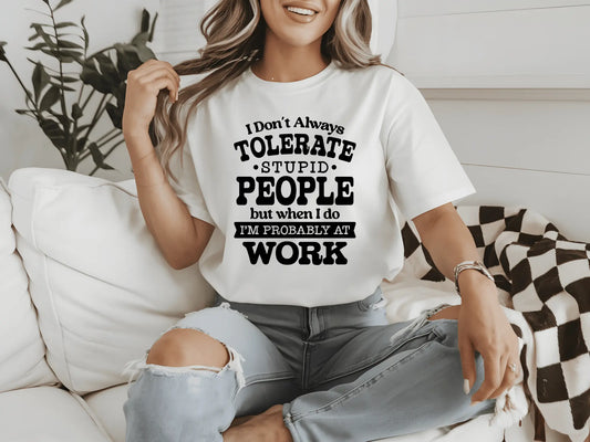 Frau mit weißem T-Shirt „I Don't Always Tolerate Stupid People“ auf einem Sofa.