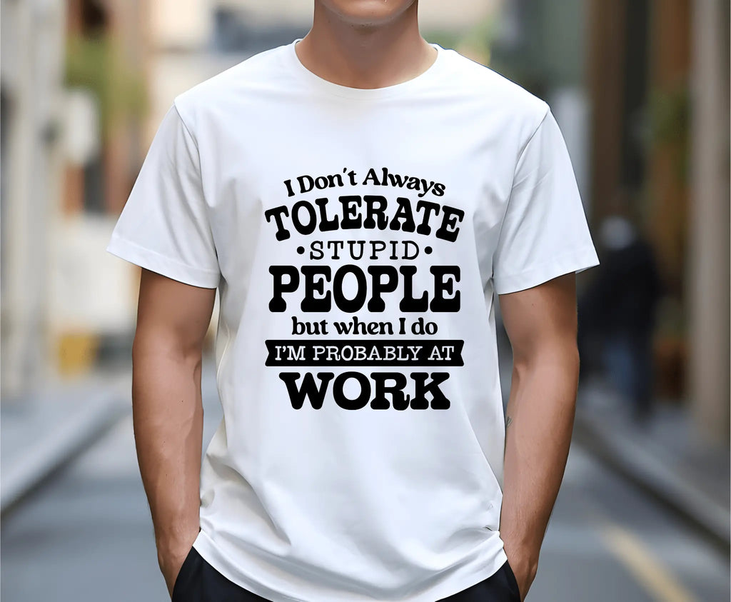 Mann mit weißem „I Don't Always Tolerate Stupid People“-T-Shirt in einer Stadtstraße.