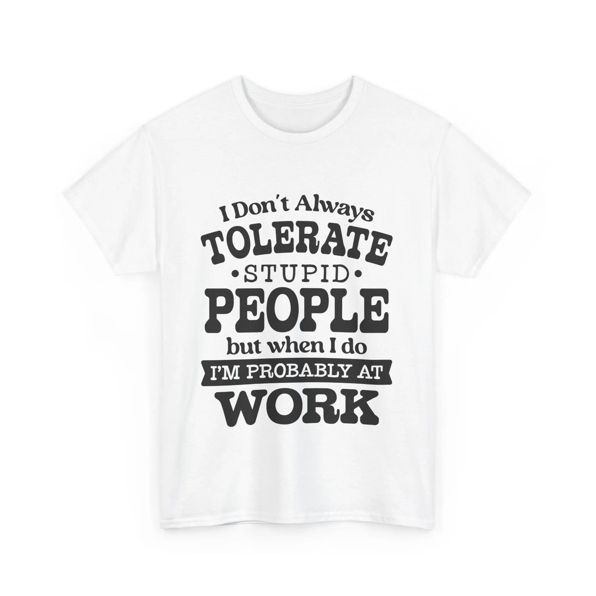 Weißes T-Shirt mit schwarzem Statement-Print, flach präsentiert.