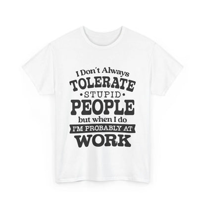 Weißes T-Shirt mit schwarzem Statement-Print, flach präsentiert.