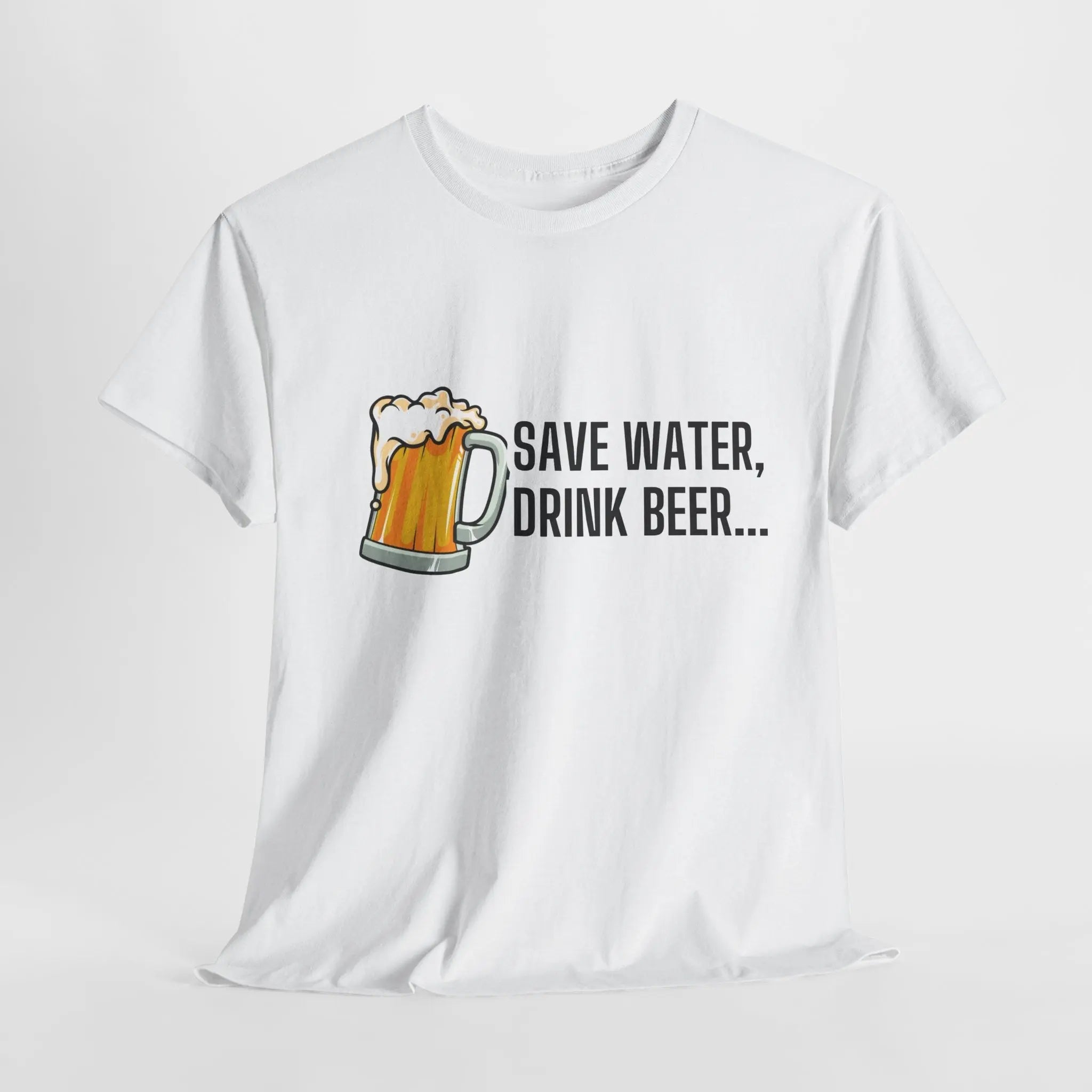 Weißes Unisex-T-Shirt mit Bierkrug und dem Spruch „Save Water, Drink Beer“.