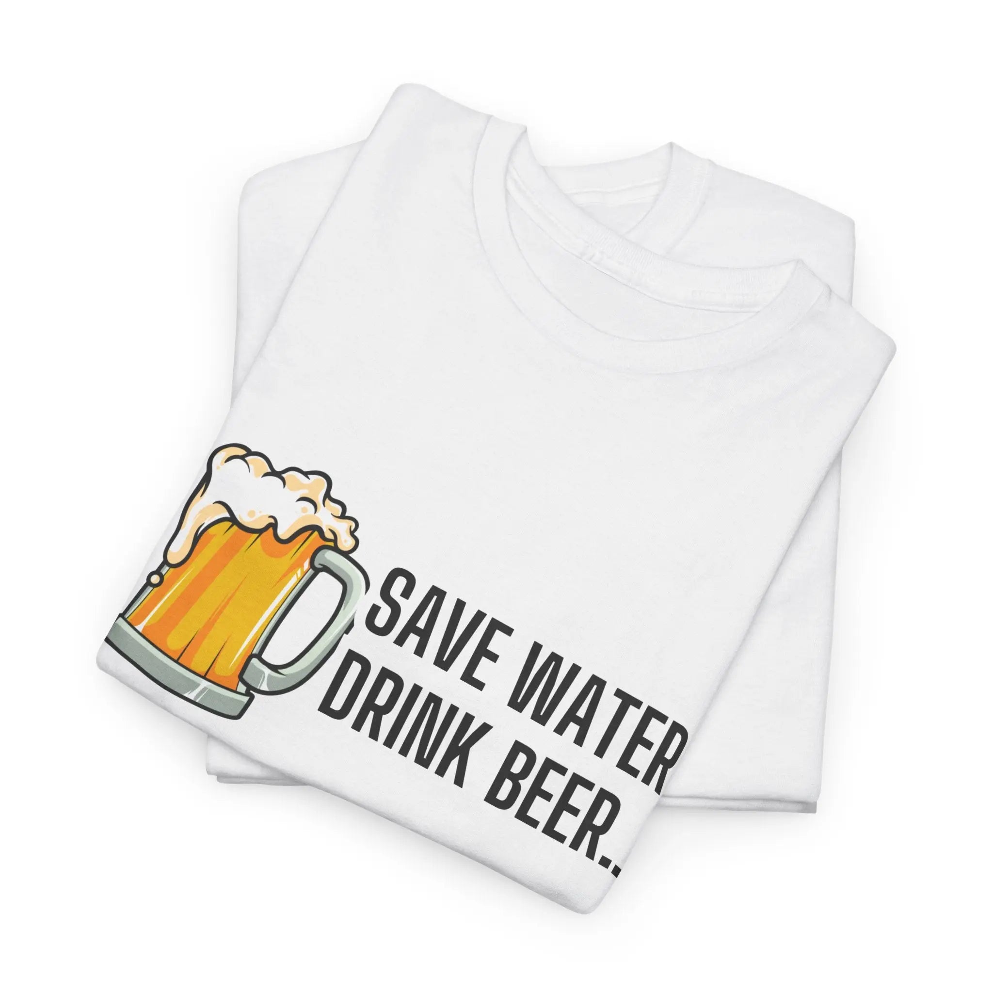 Zwei weiße T-Shirts, gefaltet, mit Bierkrug-Design und humorvollem Spruch.