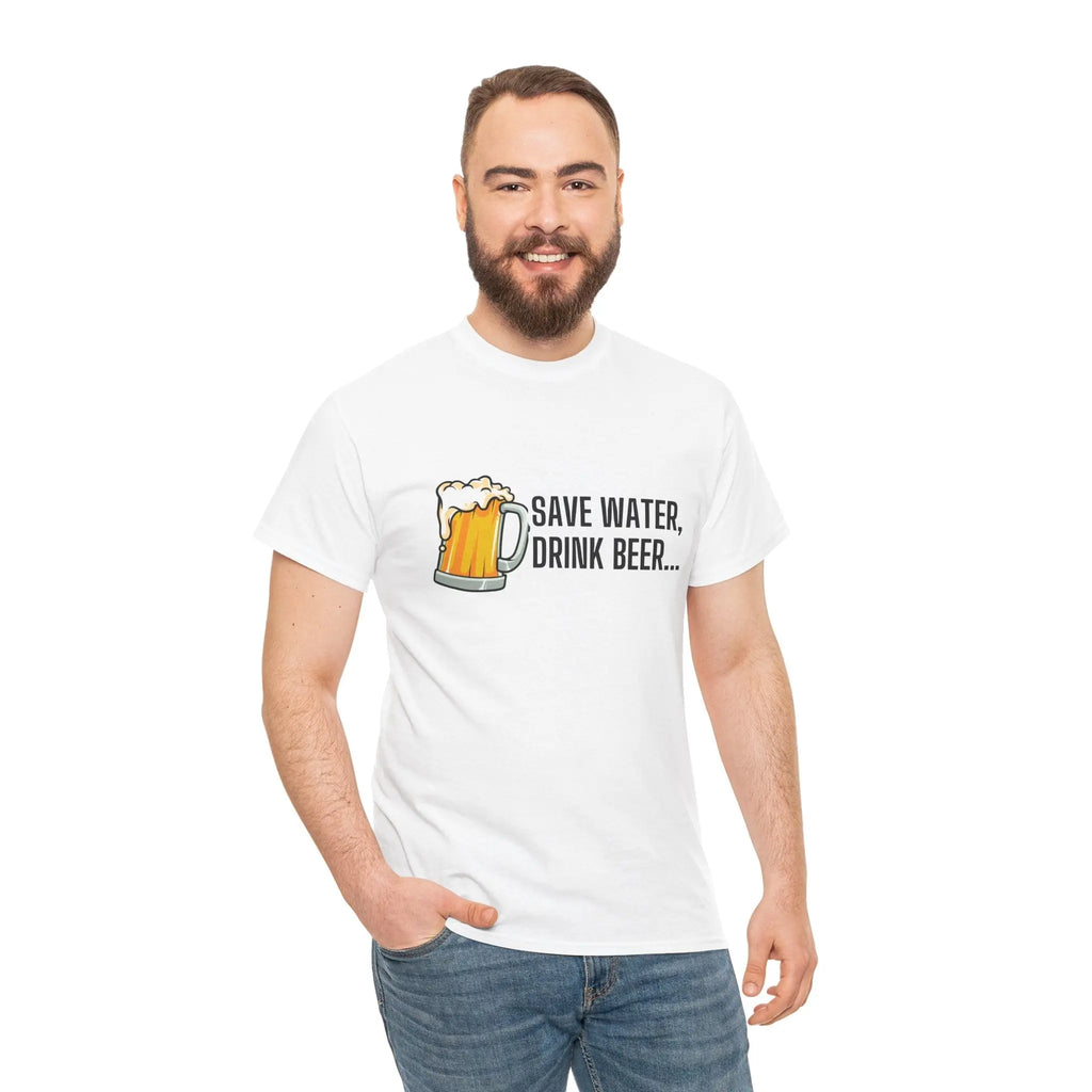 Lachender Mann trägt das weiße T-Shirt mit Bier-Motiv und Spruch „Save Water, Drink Beer“.