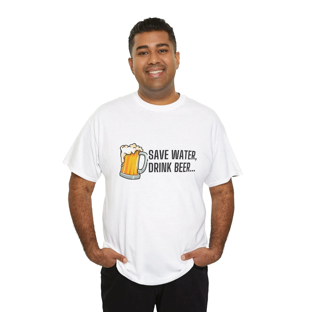 Mann mit lockerer Passform trägt das weiße Bier-T-Shirt mit humorvollem Spruch.