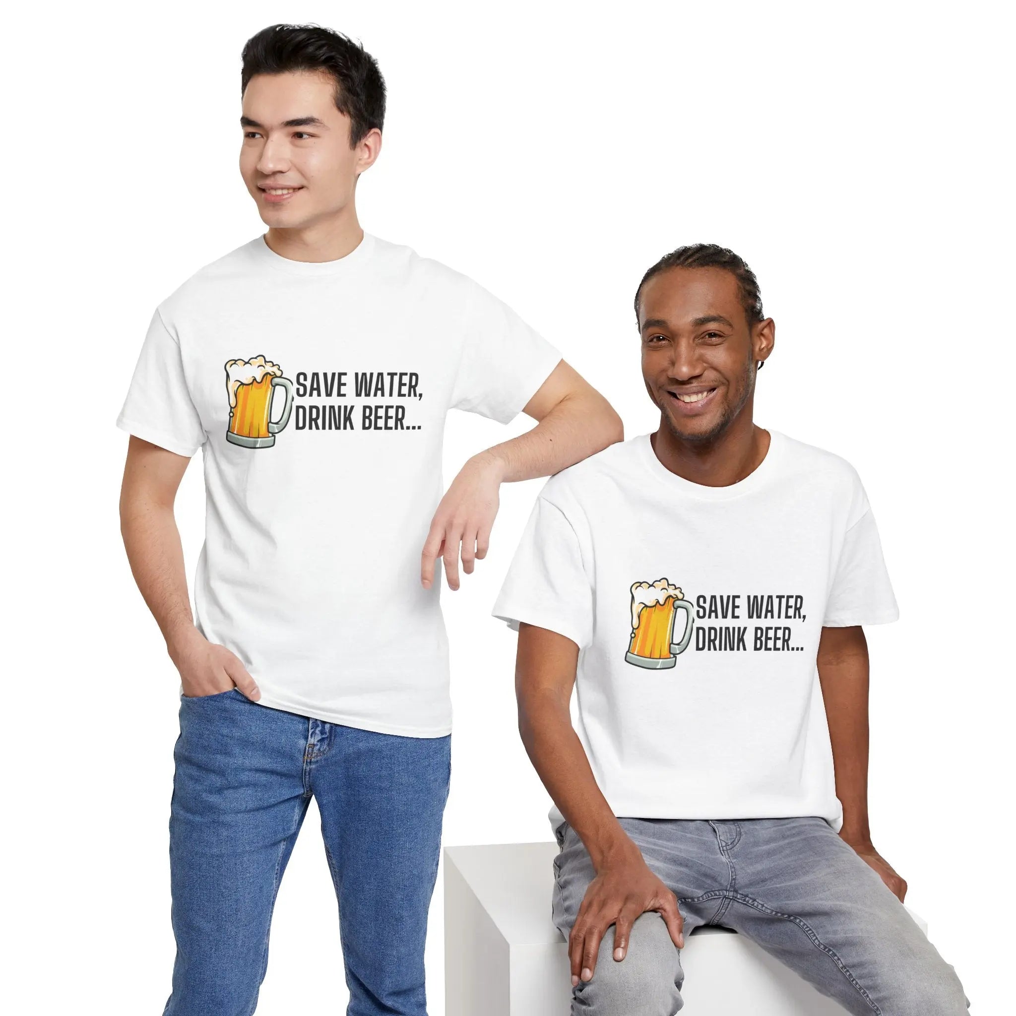 wei Männer tragen das weiße T-Shirt mit Bier-Motiv, stehend und sitzend, lachend.