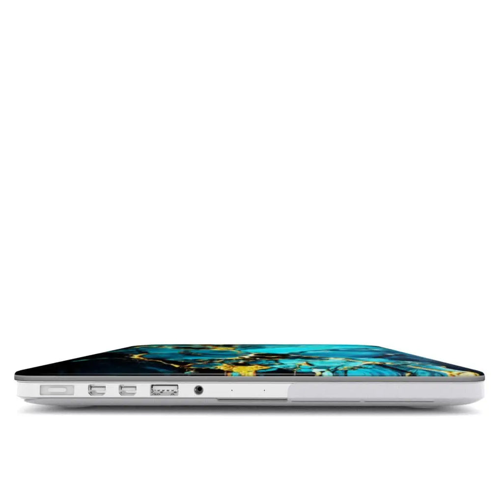 Flache Seitenansicht eines MacBooks mit türkiser Marmordesign-Hülle, betont die dünne und passgenaue Form der Hülle.