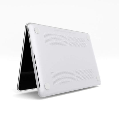 Unterseite der MacBook Hülle mit Belüftungsschlitzen und rutschfesten Gummifüßen für stabilen Halt