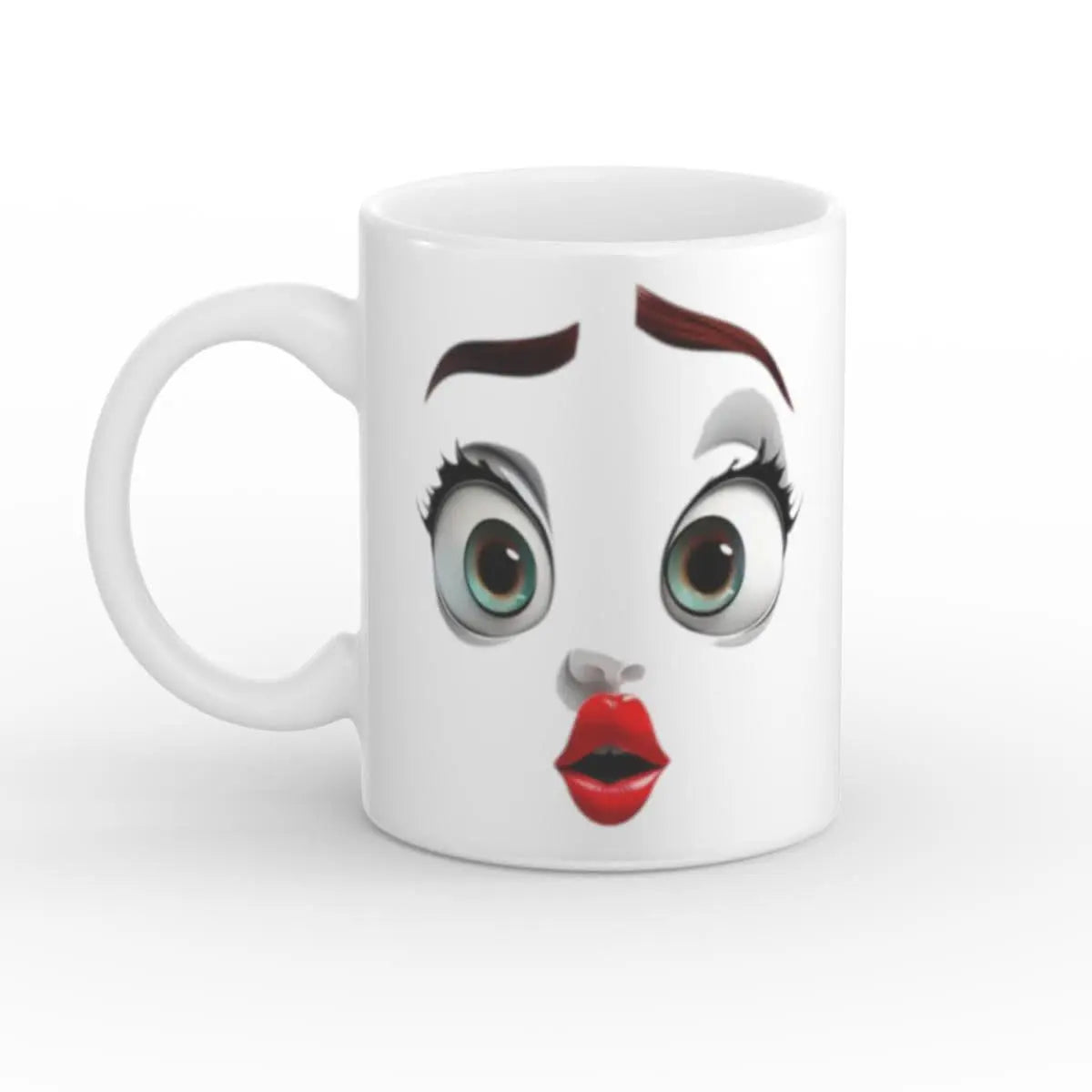 Weiße Keramiktasse mit einem erstaunten Gesicht auf der Vorderseite, perfekt für einen humorvollen Morgen.
