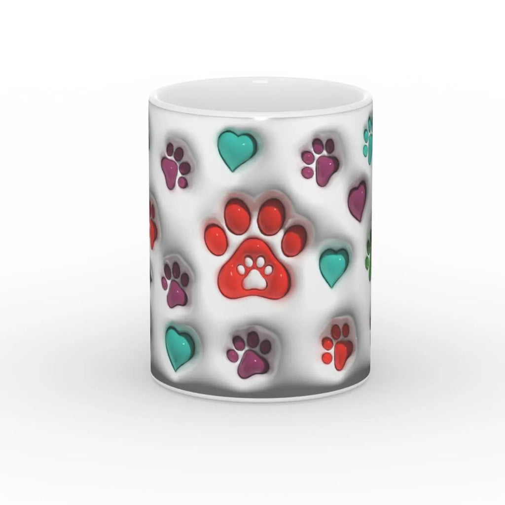 Nahaufnahme der Tasse mit rotem Pfotenabdruck in der Mitte, umgeben von kleineren Pfoten und Herzen.