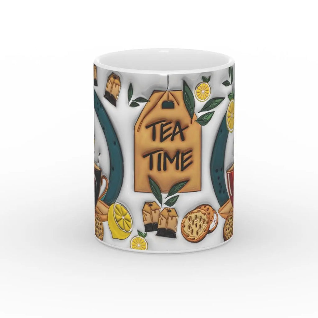 Detailansicht der Tasse mit großem „Tea Time“-Teebeutel-Motiv und umliegenden Teeblättern und Keksen.